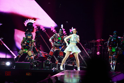 Grelle Farben sind Programm - Lollipop-Queen: Katy Perry live in der Olympiahalle München 