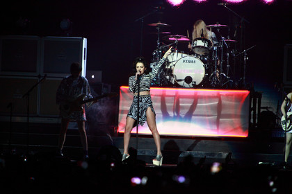 Sexy - Fotos: Charli XCX als Opener von Katy Perry live in Köln 