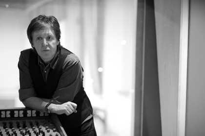 Augenzwinkernde Retrospektive - Paul McCartney führt die Düsseldorfer Esprit Arena durch 55 Jahre Popgeschichte 